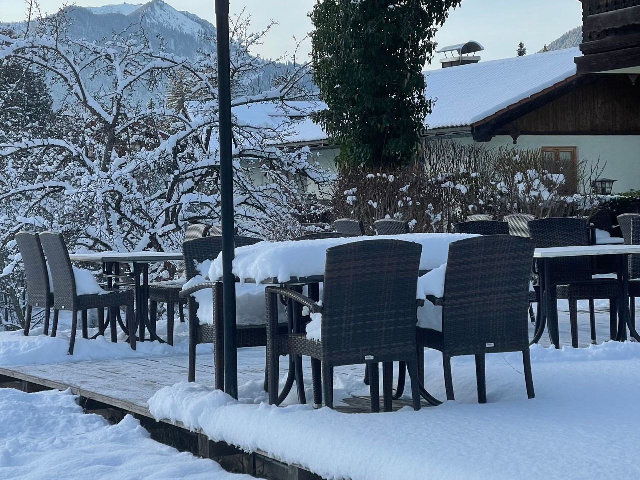 Verschneite Sitzmöglichkeiten auf der Terrasse des DEVA Hotel Fischerwirt, perfekt für einen Silvesteraufenthalt