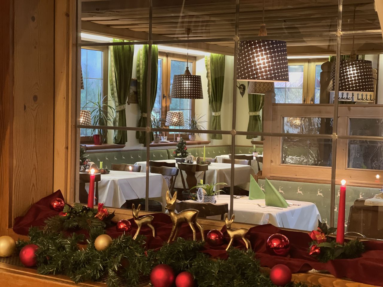 Weihnachtsdekoration und gemütliche Atmosphäre im DEVA Hotel Fischerwirt während der Silvesterzeit