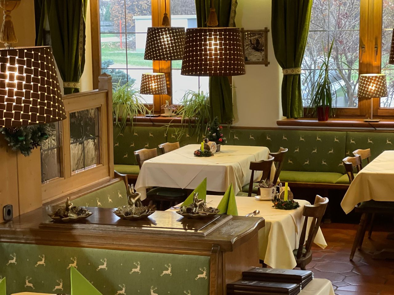 Festlich dekorierter Speiseraum im DEVA Hotel Fischerwirt, ideal für ein Silvesteressen