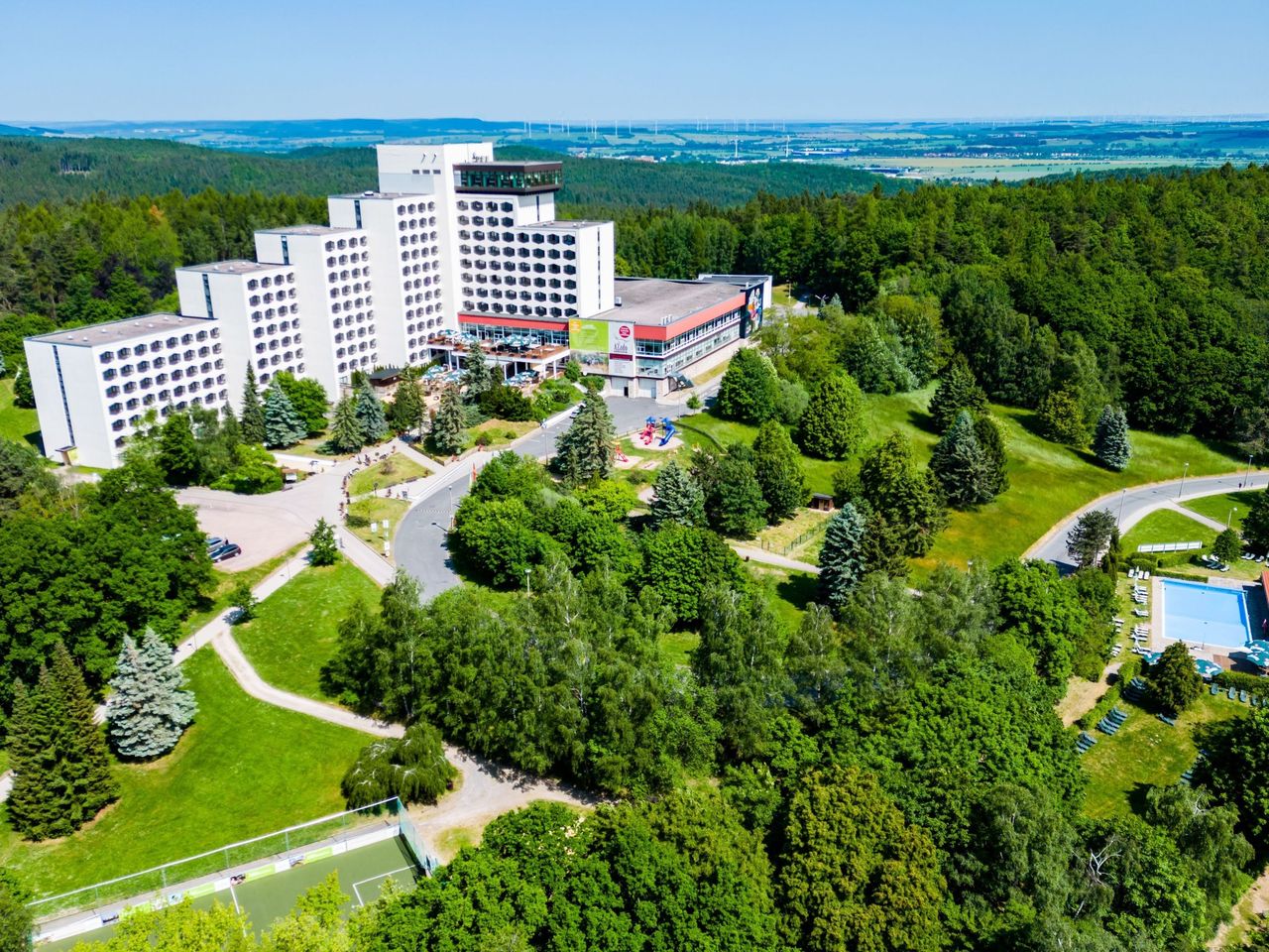 Außenansicht des AHORN Berghotel Friedrichroda inmitten der Natur, perfekt für einen Silvesterurlaub