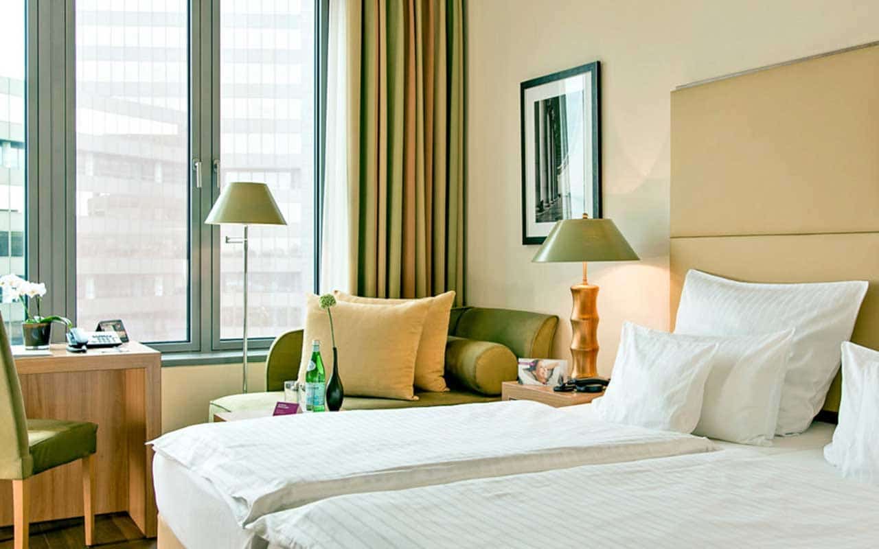 Helles und einladendes Zimmer im Ameron Hotel Regent, perfekt für Silvestergäste