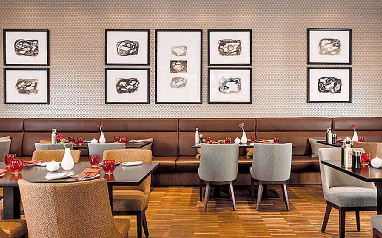 Elegantes Restaurant im Ameron Hotel Regent mit Tischen bereit für ein Silvesterdinner
