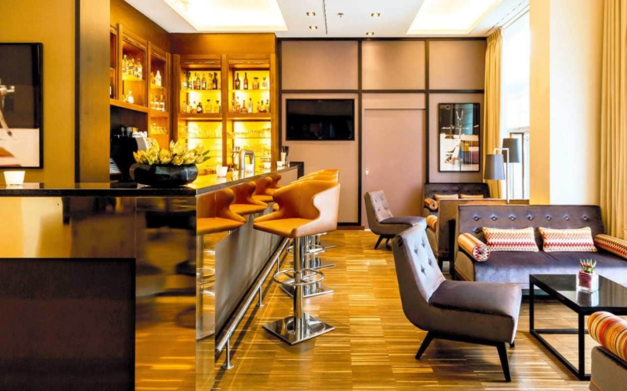 Stilvolle Hotelbar im Ameron Hotel Regent, bereit für Silvestergetränke