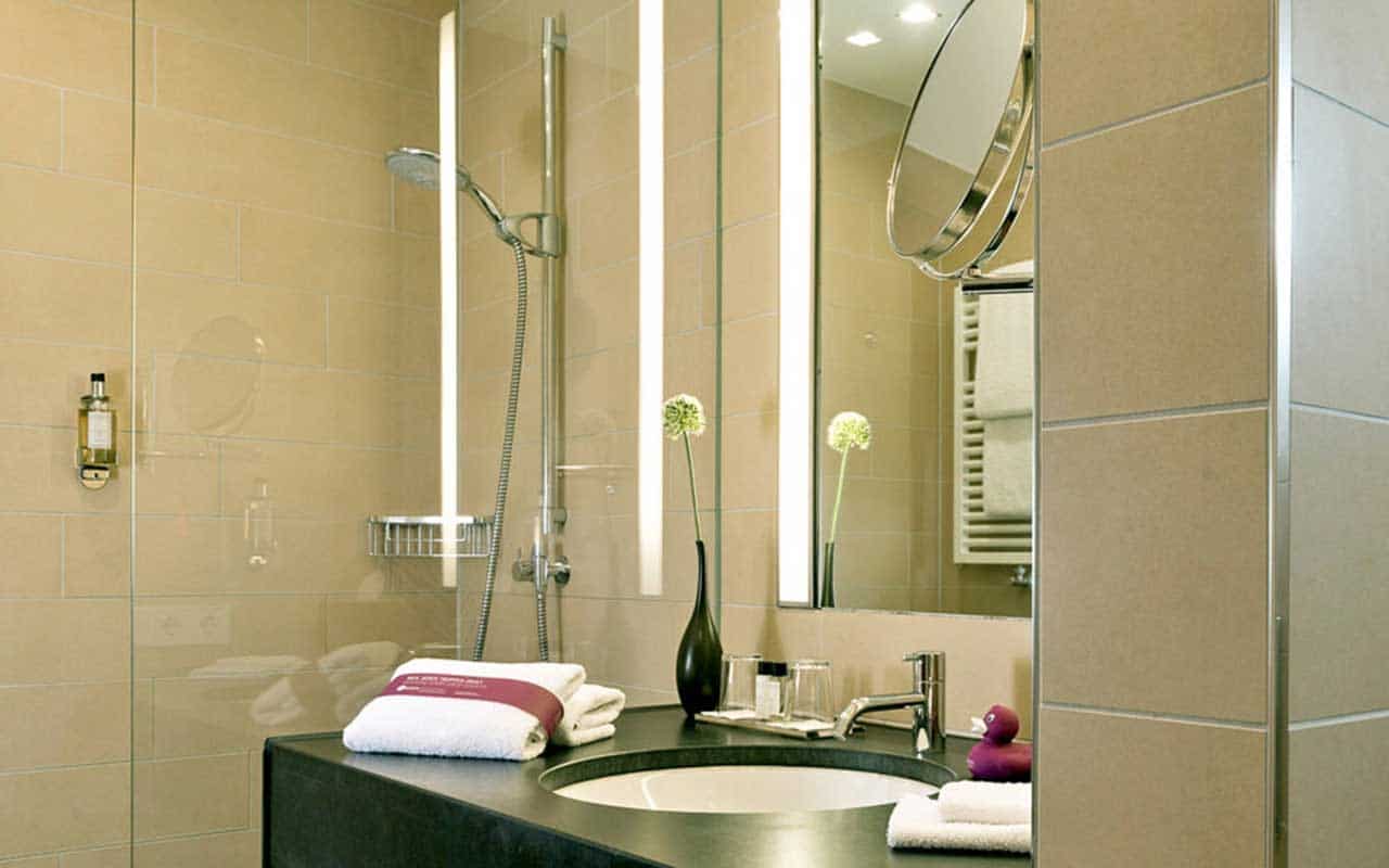 Modern ausgestattetes Badezimmer im Ameron Hotel Regent, bereit für Silvestergäste
