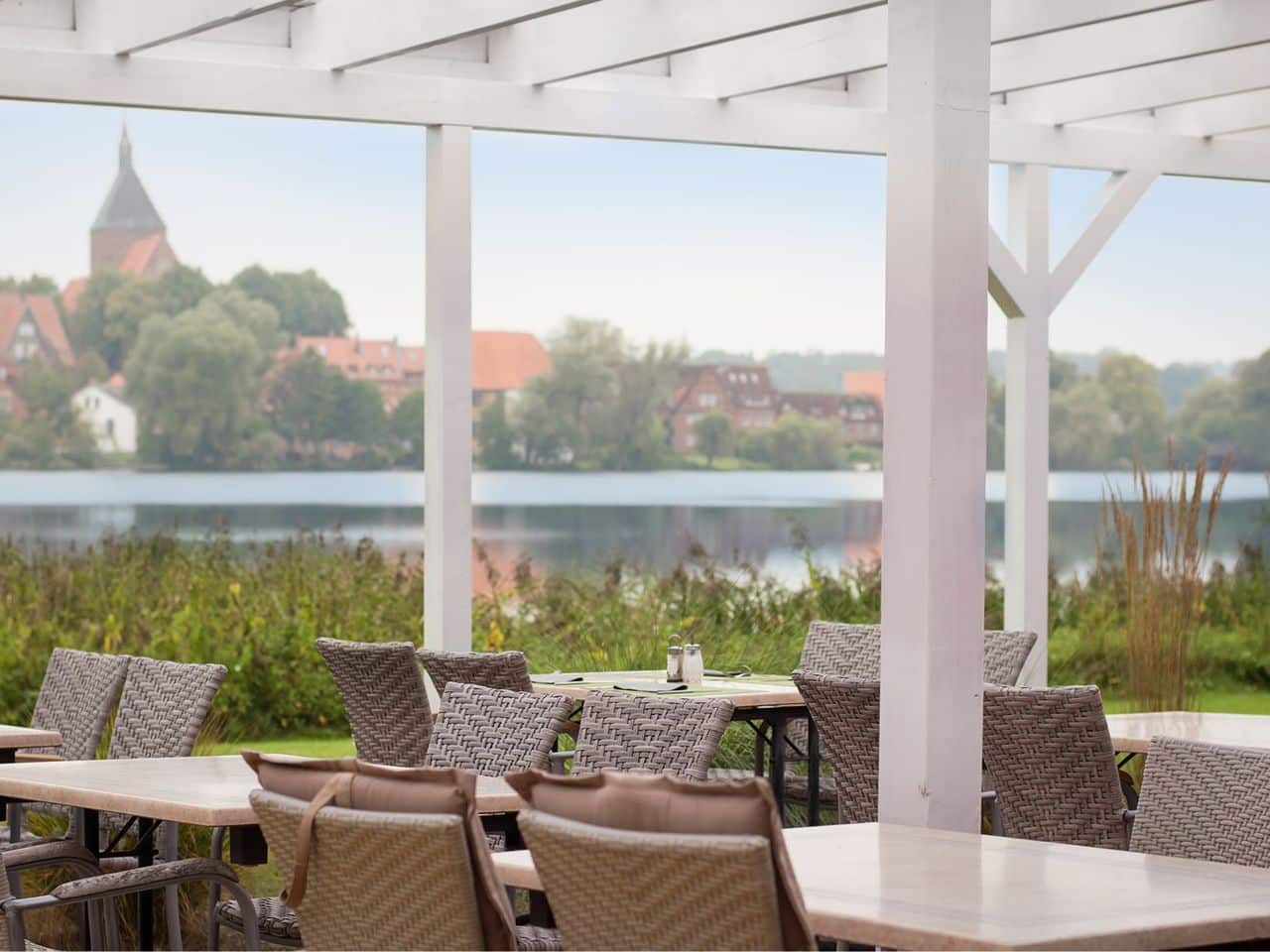Blick vom Seehotel Schwanenhof auf den idyllischen Schulsee zu Silvester 2025