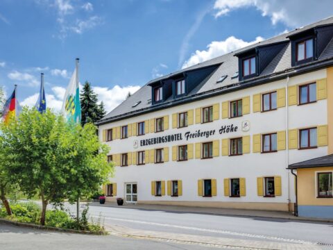Außenansicht des Erzgebirgshotels Freiberger Höhe, perfekt für einen Silvesteraufenthalt