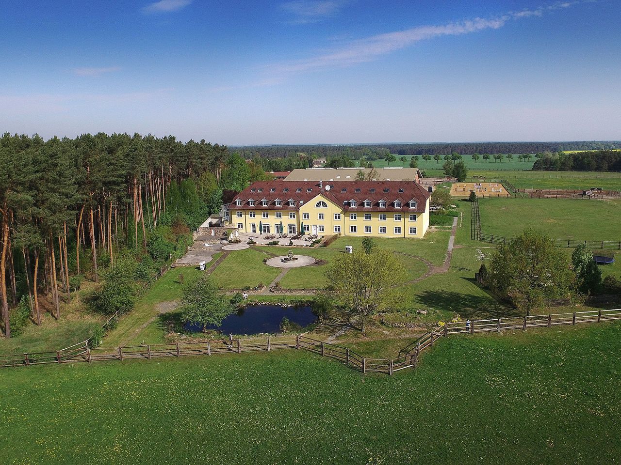 Außenansicht des Ferien Hotels Fläming in ruhiger Landschaft, ideal für Silvester
