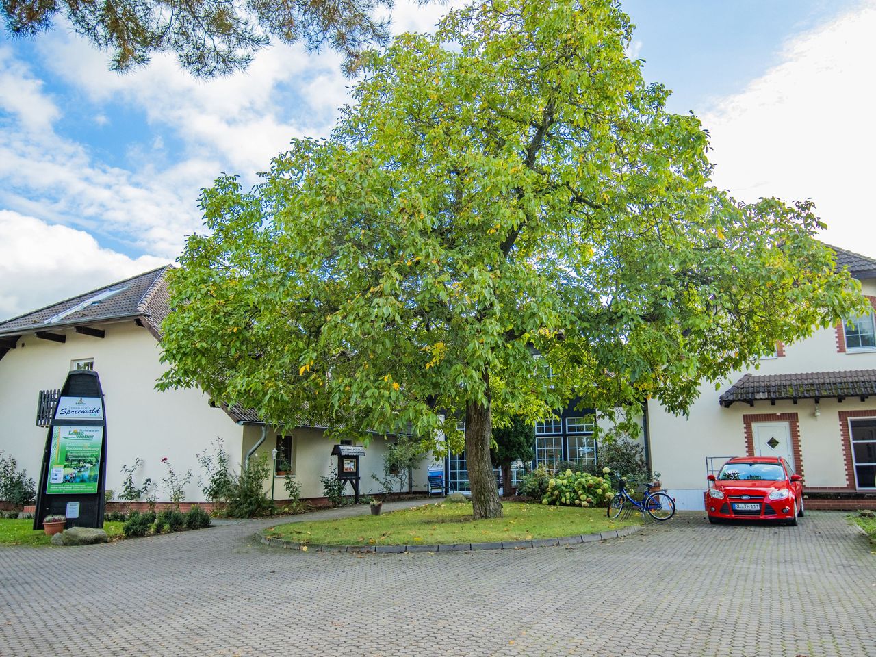 Die einladende Außenansicht des Ferien Hotel Spreewald für Ihren Silvesteraufenthalt.