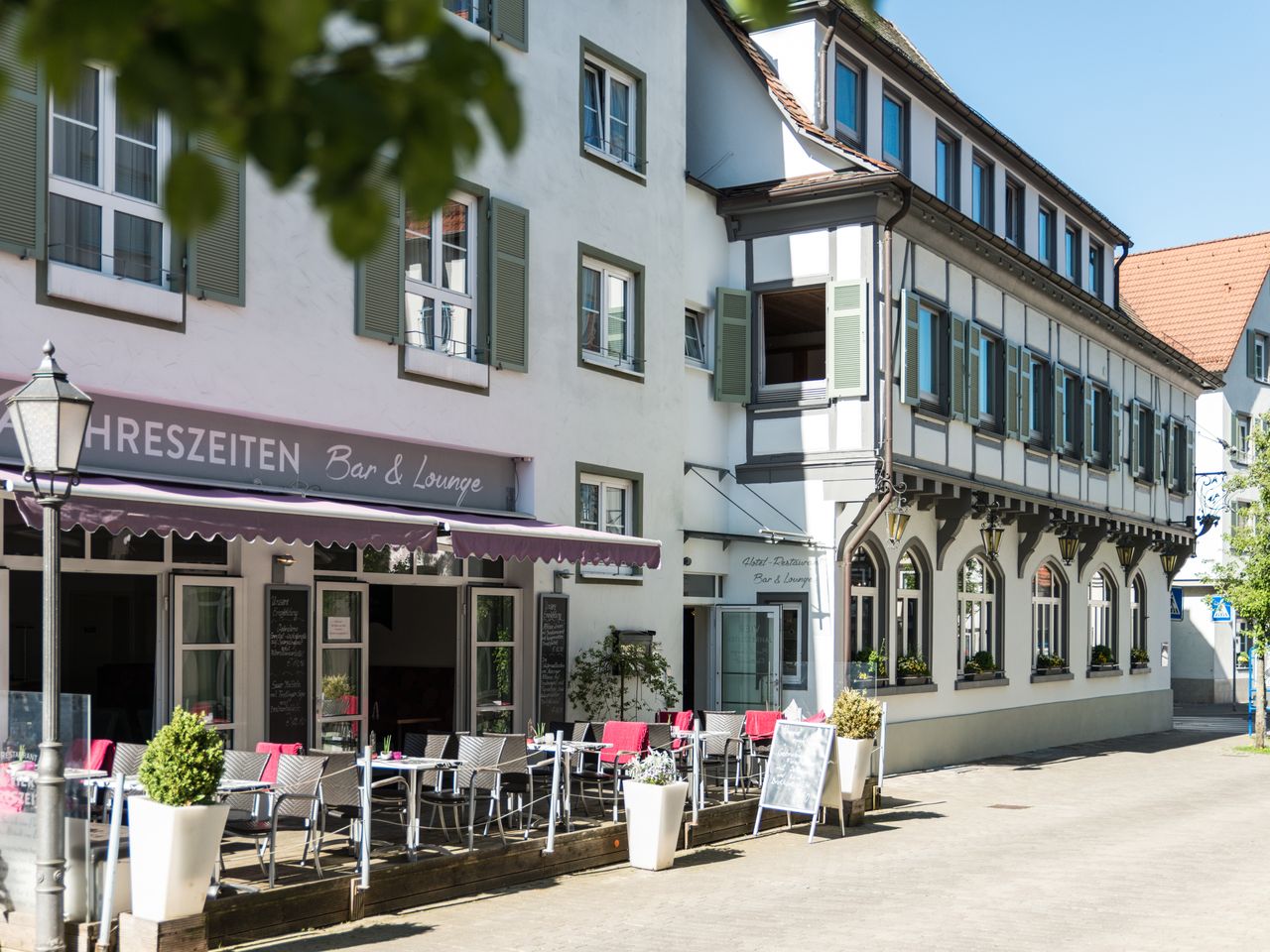Außenansicht des Flair Hotel Vier Jahreszeiten mit Bar und Lounge in der Fußgängerzone von Bad Urach.