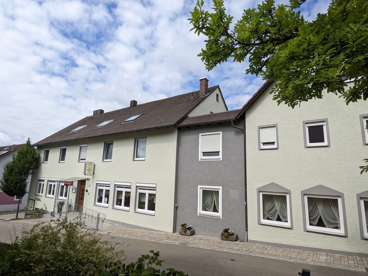 Gasthof-Hotel Zum Schwarzen Bären in Bayern mit einladender Fassade