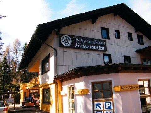 Außenansicht des Hotels Ferien vom Ich – perfekt für Silvesterurlaub im Bayerischen Wald