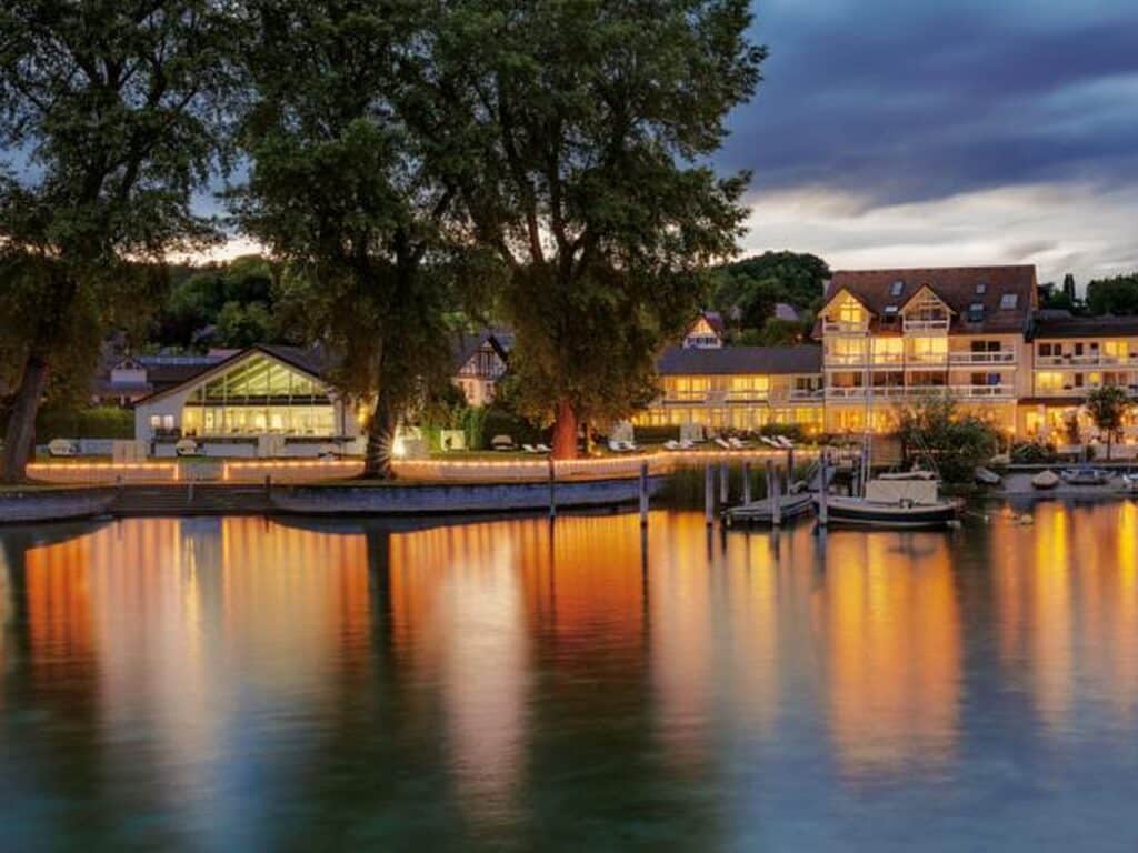 Beleuchtete Außenansicht des Hotel Hoeri am Bodensee, perfekt für einen stimmungsvollen Silvesterabend.