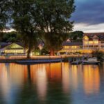 Beleuchtete Außenansicht des Hotel Hoeri am Bodensee, perfekt für einen stimmungsvollen Silvesterabend.