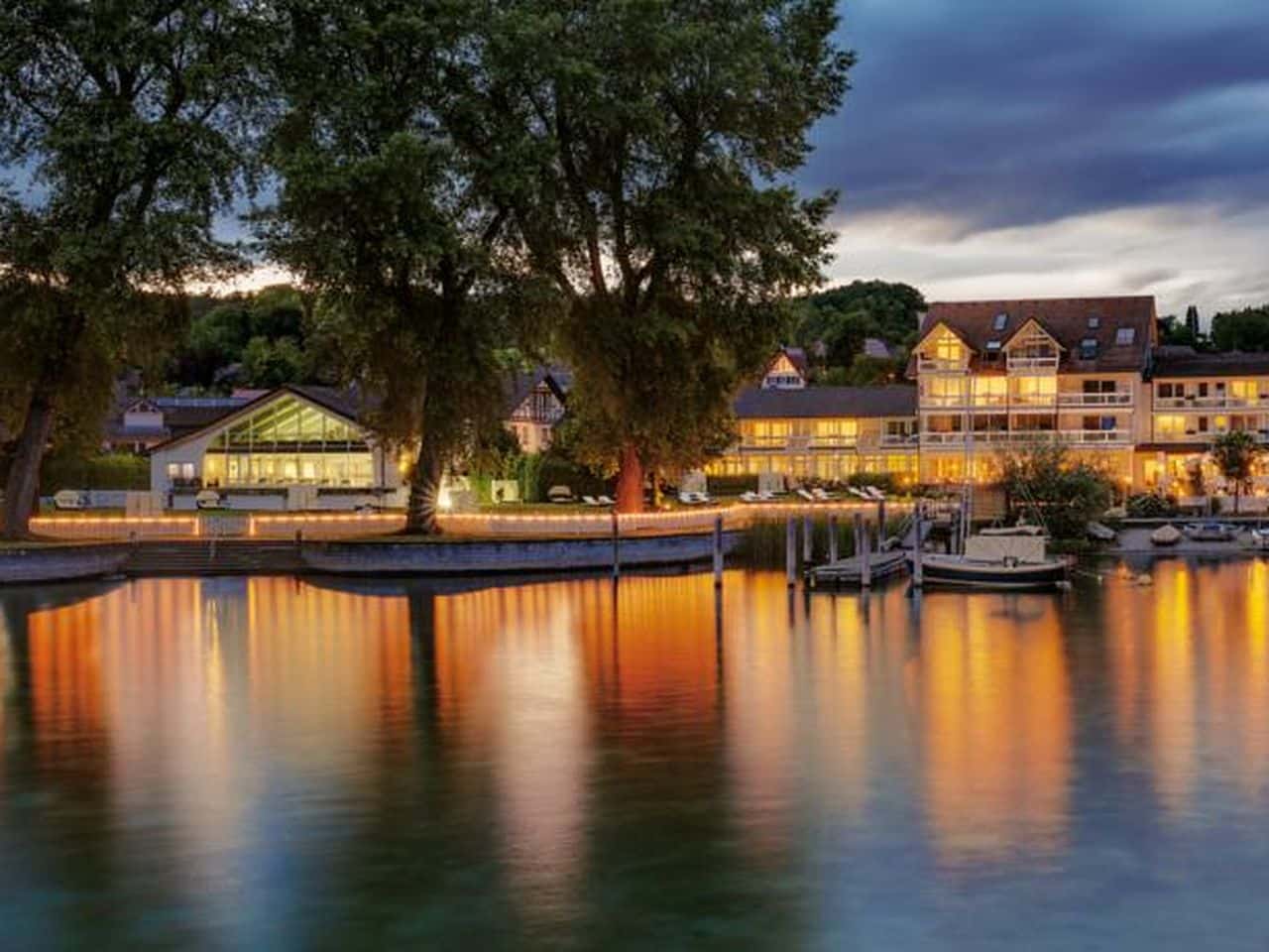 Beleuchtete Außenansicht des Hotel Hoeri am Bodensee, perfekt für einen stimmungsvollen Silvesterabend.