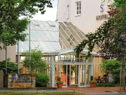 Außenansicht des Hotels am Schlosspark in Gotha, ideal für einen unvergesslichen Silvesterurlaub