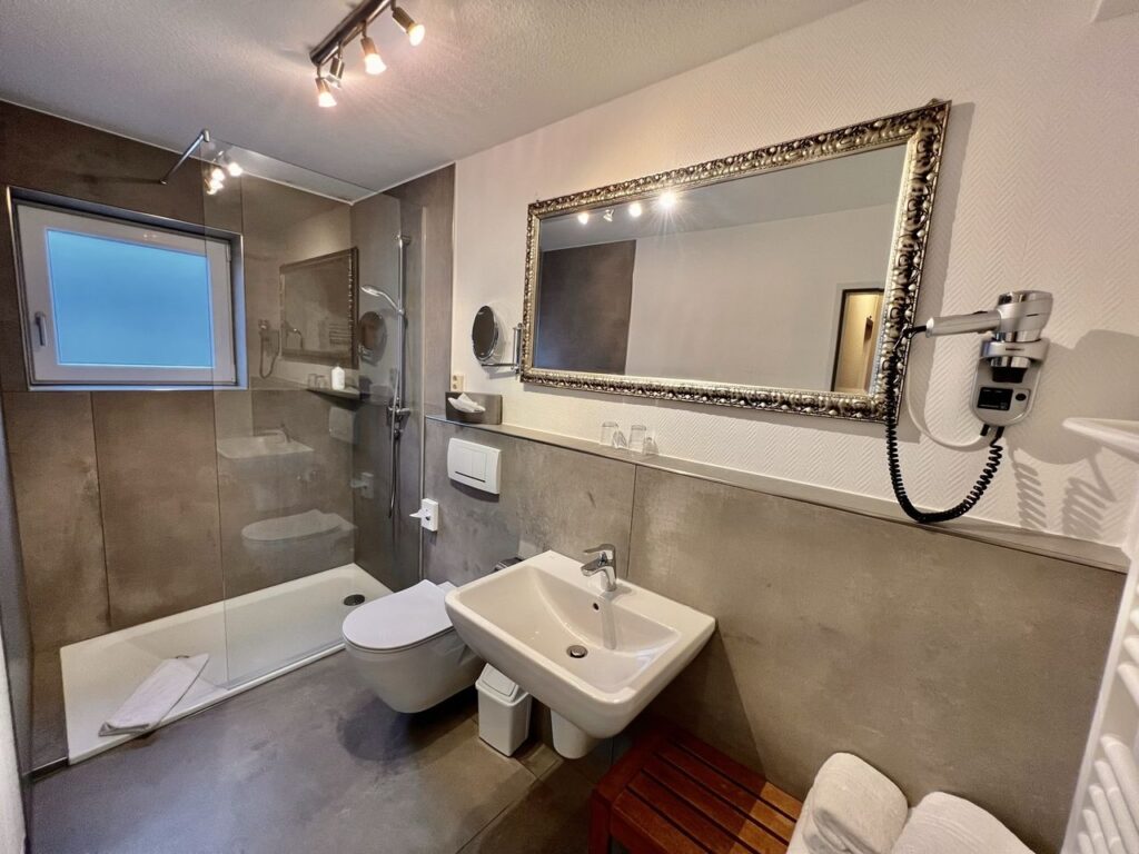 Modernes Badezimmer im Hotel zur Heideblüte – Perfekt für Ihren Silvesteraufenthalt