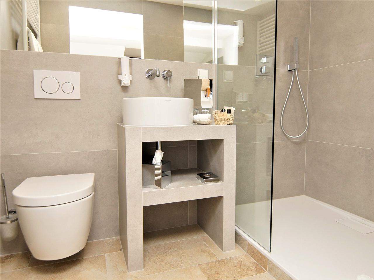Helles und modernes Badezimmer im Landhotel Schöll.