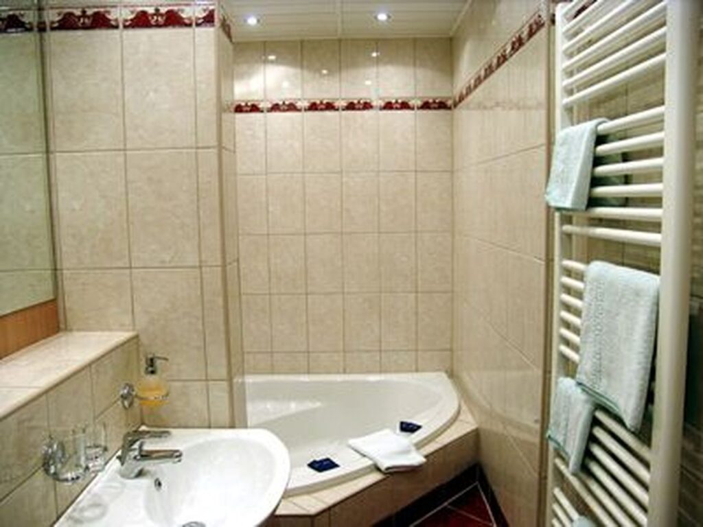 Badezimmer mit Wanne im Hotel Jägerhof zu Silvester