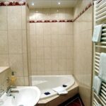 Badezimmer mit Wanne im Hotel Jägerhof zu Silvester