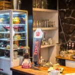 Bar im Hotel Ariston mit Tyskie Bier und Dessert-Vitrine für Silvester