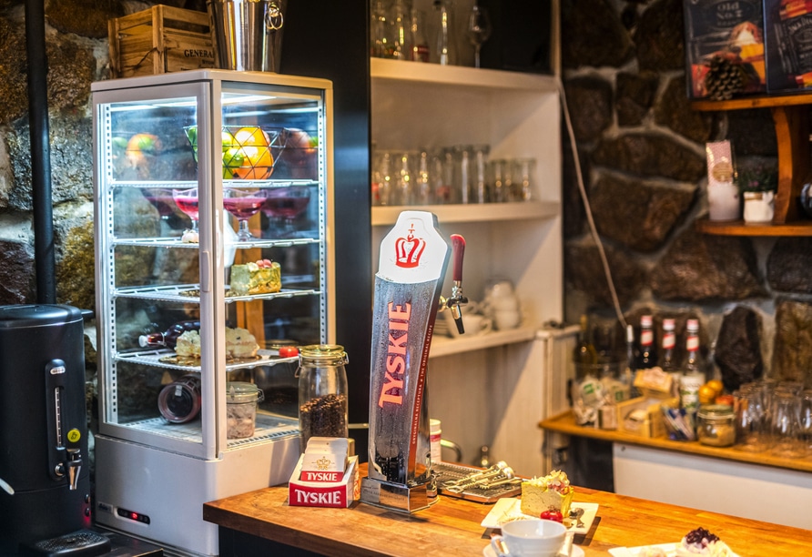 Bar im Hotel Ariston mit Tyskie Bier und Dessert-Vitrine für Silvester