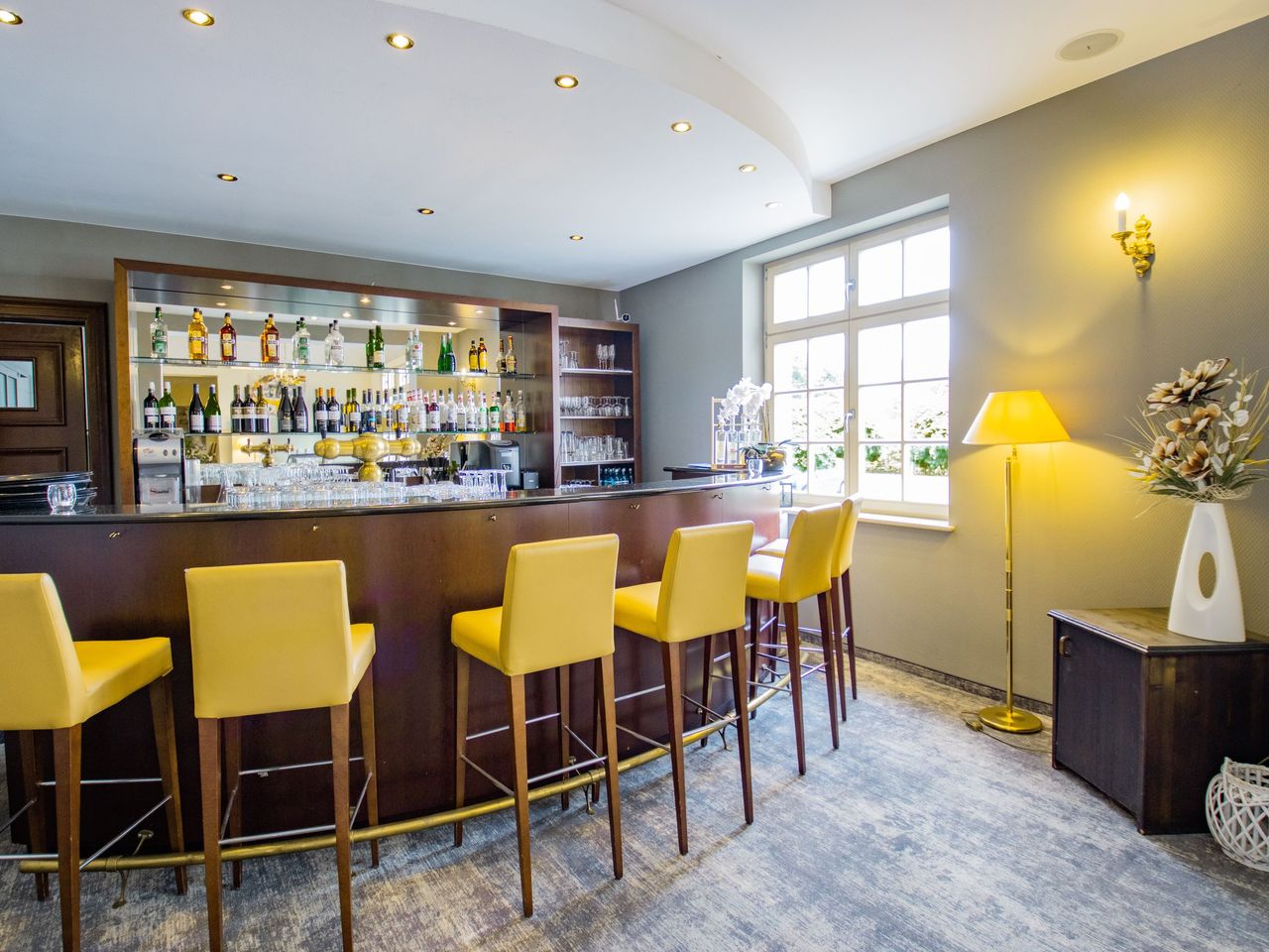 Moderne Bar im Seehotel Großräschen, ideal für Silvester-Cocktails.