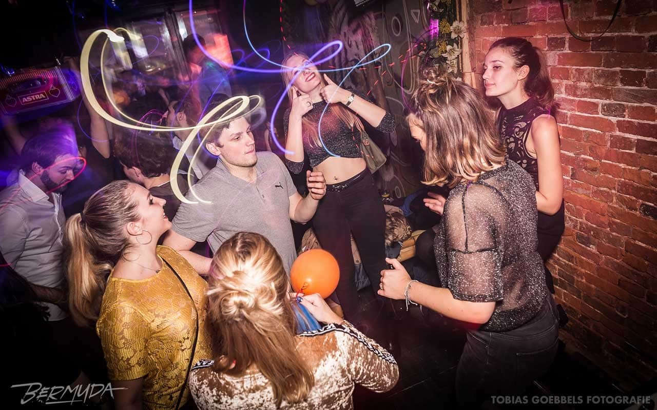 Fröhliche Gäste auf der Tanzfläche der Bermuda Bar an Silvester