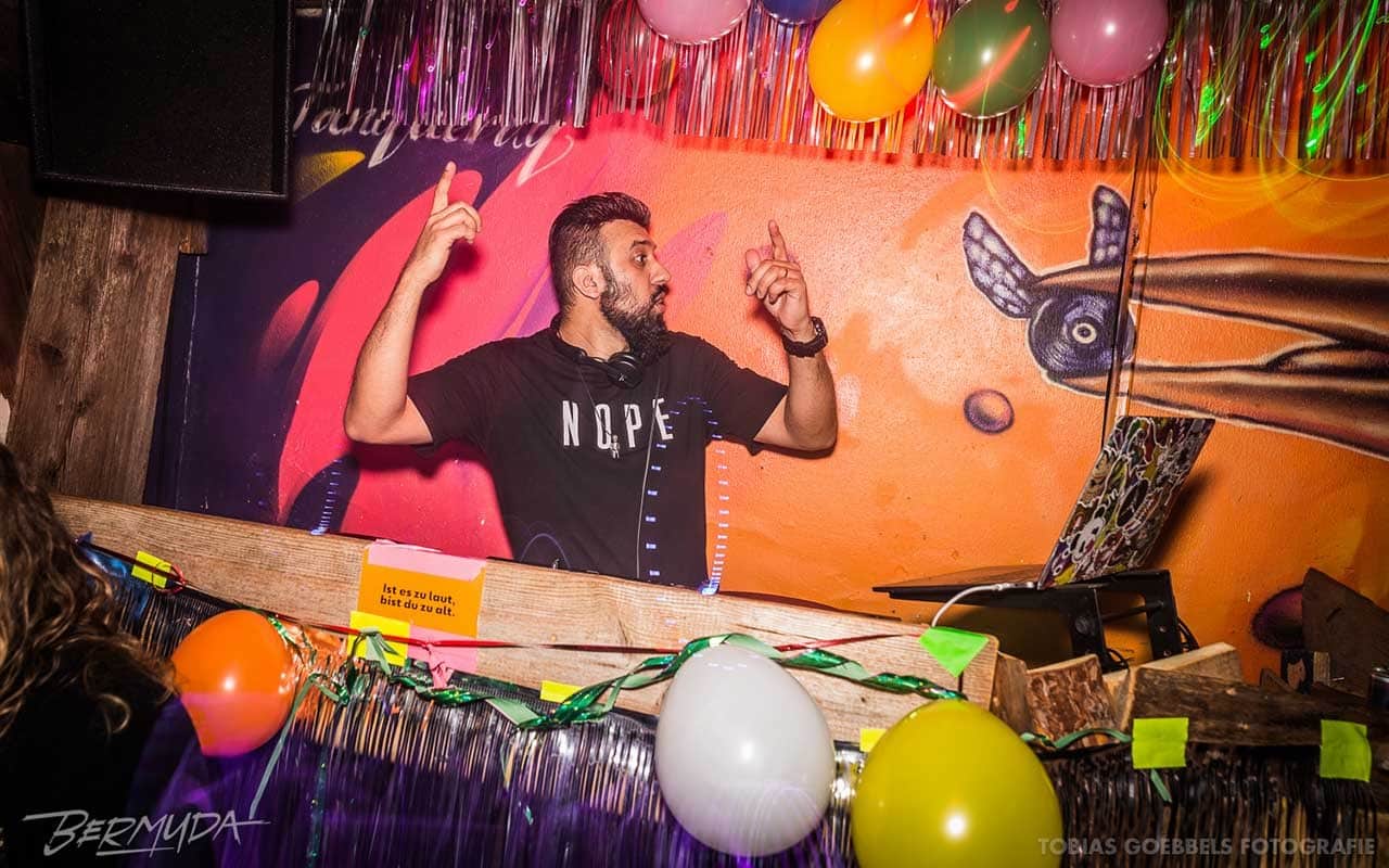 DJ mit Partystimmung und Dekoration in der Bermuda Bar für Silvester