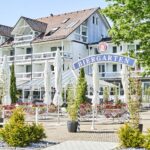 Biergarten des Hotel Hoeri mit Blick auf den Bodensee, ideal für entspannte Silvesterstunden.