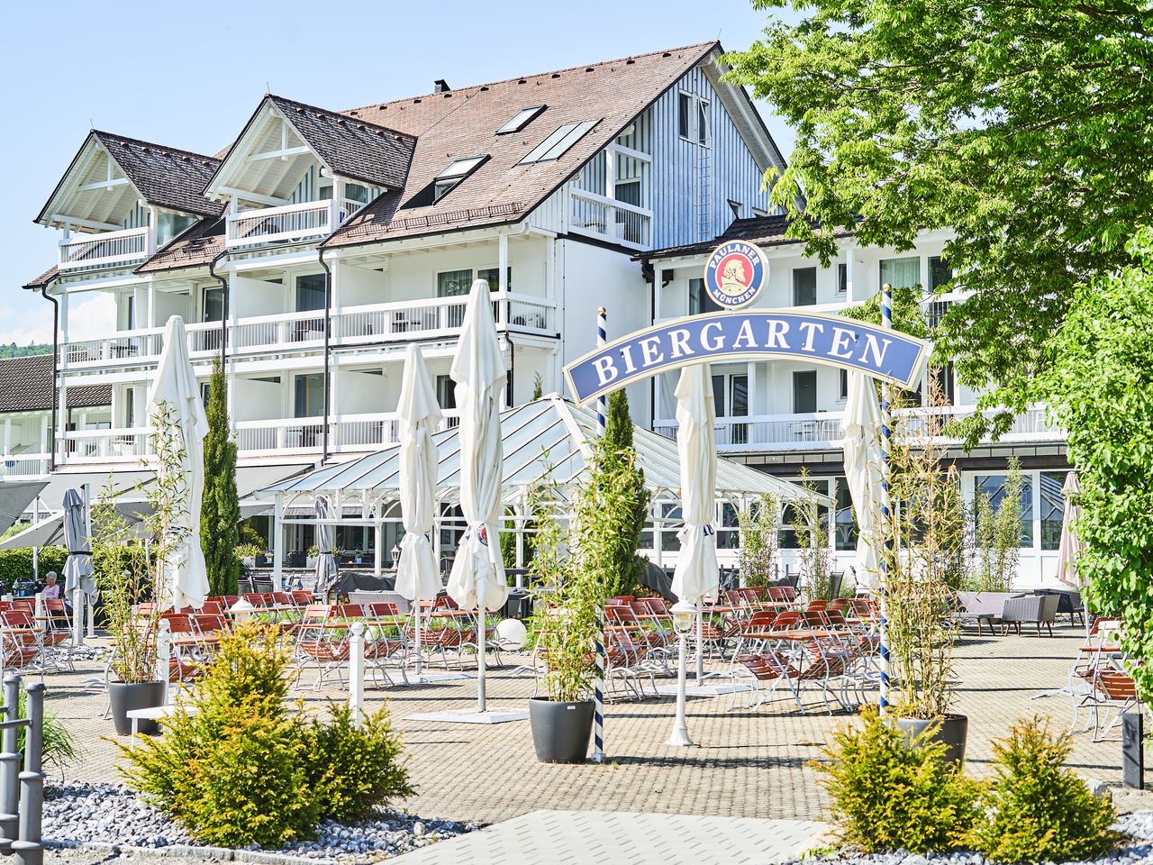 Biergarten des Hotel Hoeri mit Blick auf den Bodensee, ideal für entspannte Silvesterstunden.