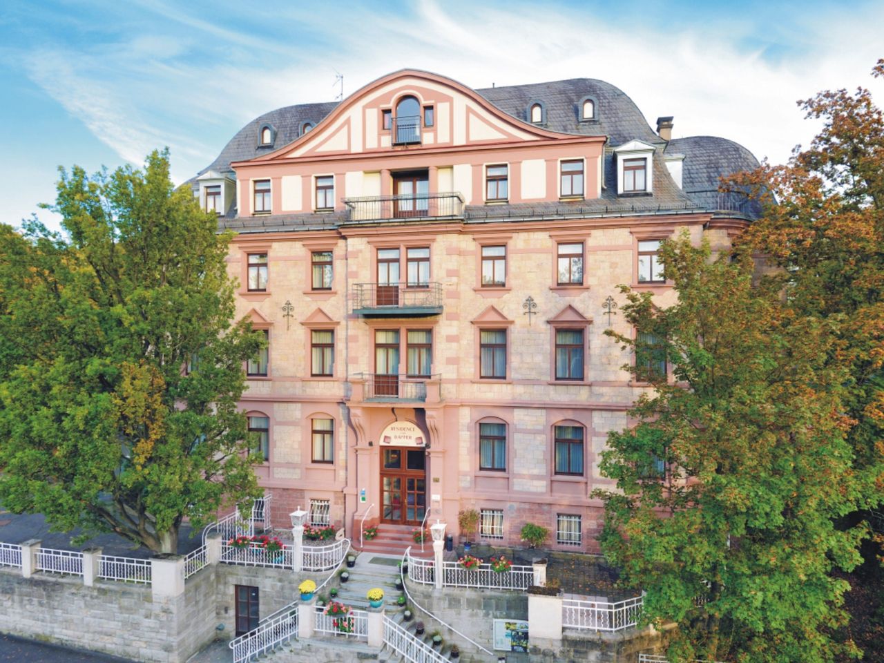 Außenansicht des Dappers Hotels in Bad Kissingen, ideal für einen luxuriösen Silvesteraufenthalt.
