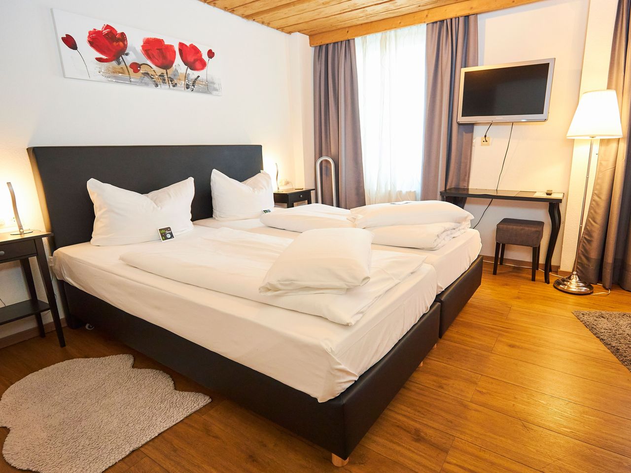 Komfortables Doppelzimmer im Flair Hotel Vier Jahreszeiten mit moderner Ausstattung, perfekt für Silvesterurlaub.