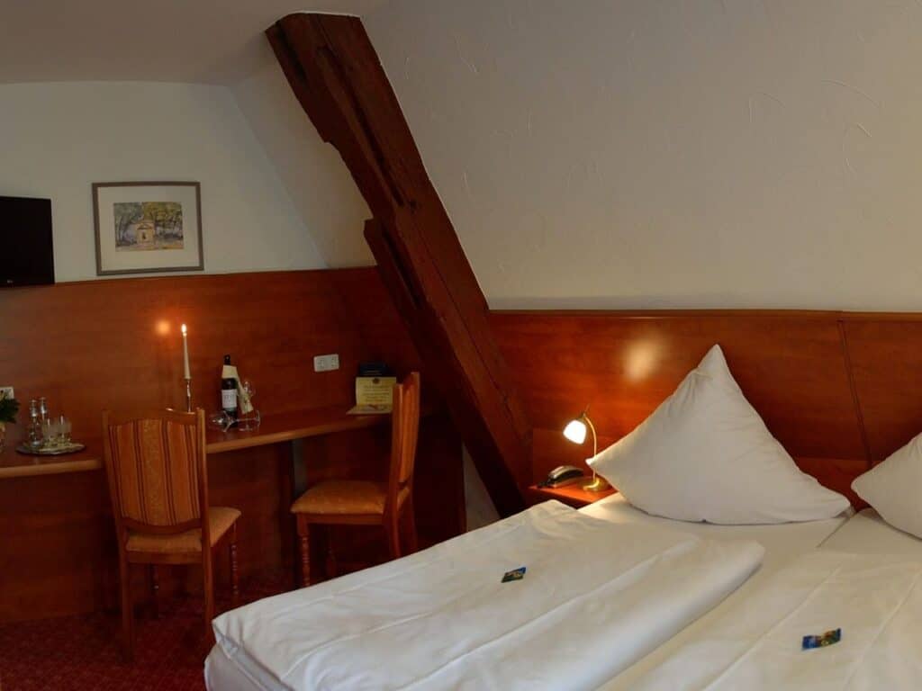 Doppelzimmer mit Holzbalken im Hotel Jägerhof zu Silvester
