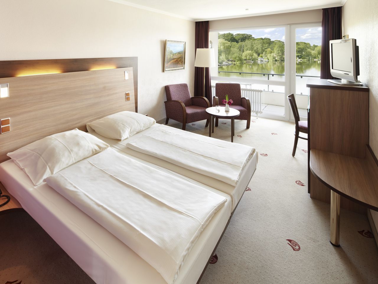 Modernes Doppelzimmer im Seehotel Schwanenhof mit Seeblick an Silvester 202