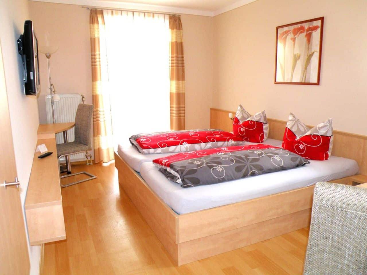 Modern eingerichtetes Doppelzimmer mit bequemen Betten im Gasthof-Hotel Zum Schwarzen Bären