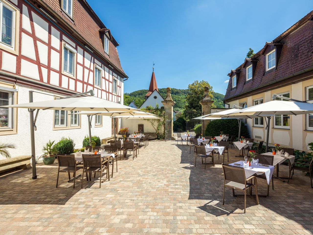 Die Außenterrasse des Hotel Schloss Döttingen, bereit für ein unvergessliches Silvesterfest