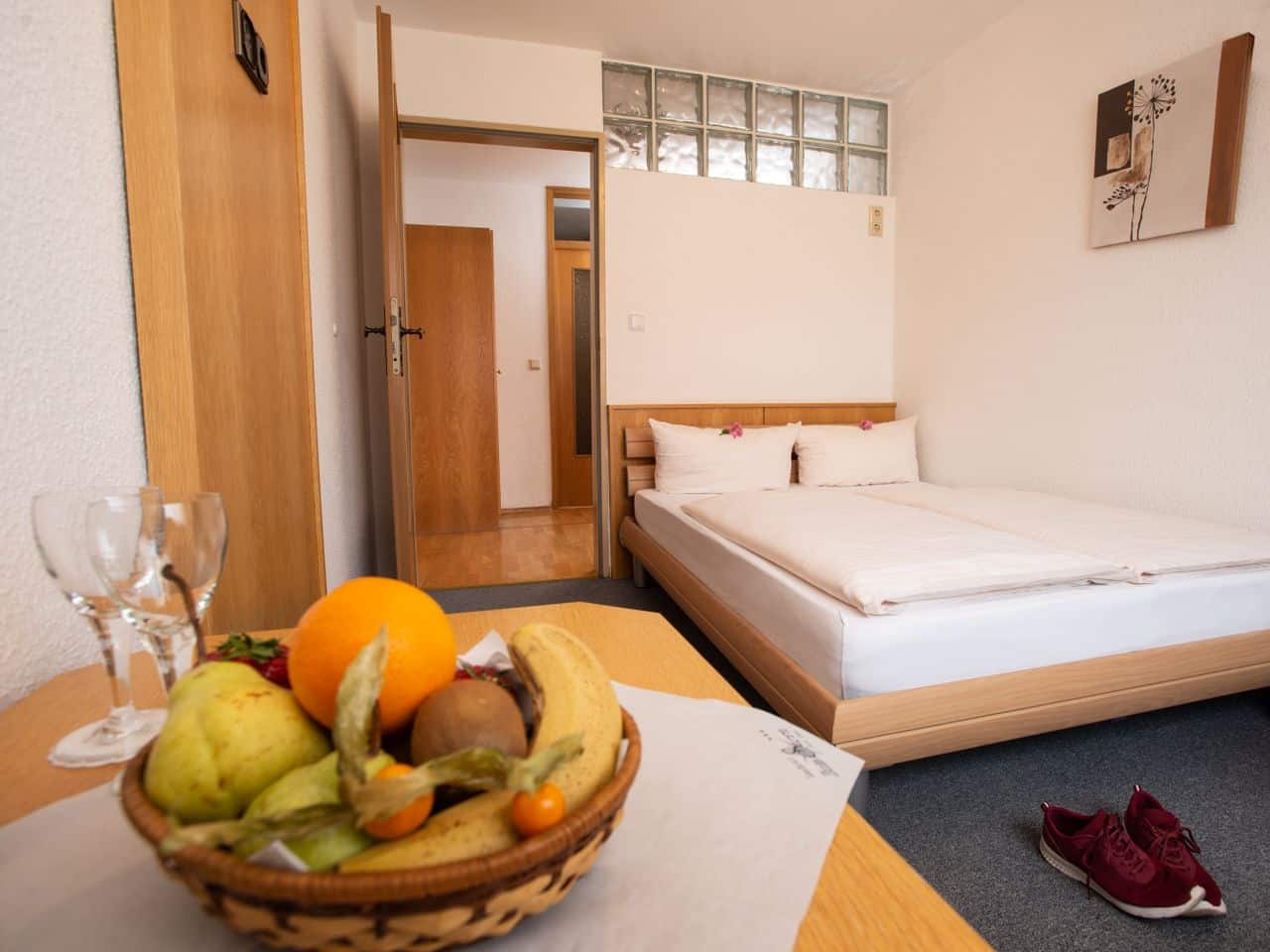 Einladendes Hotelzimmer im Landhotel Zum Stern mit Obstschale, bereit für Silvester