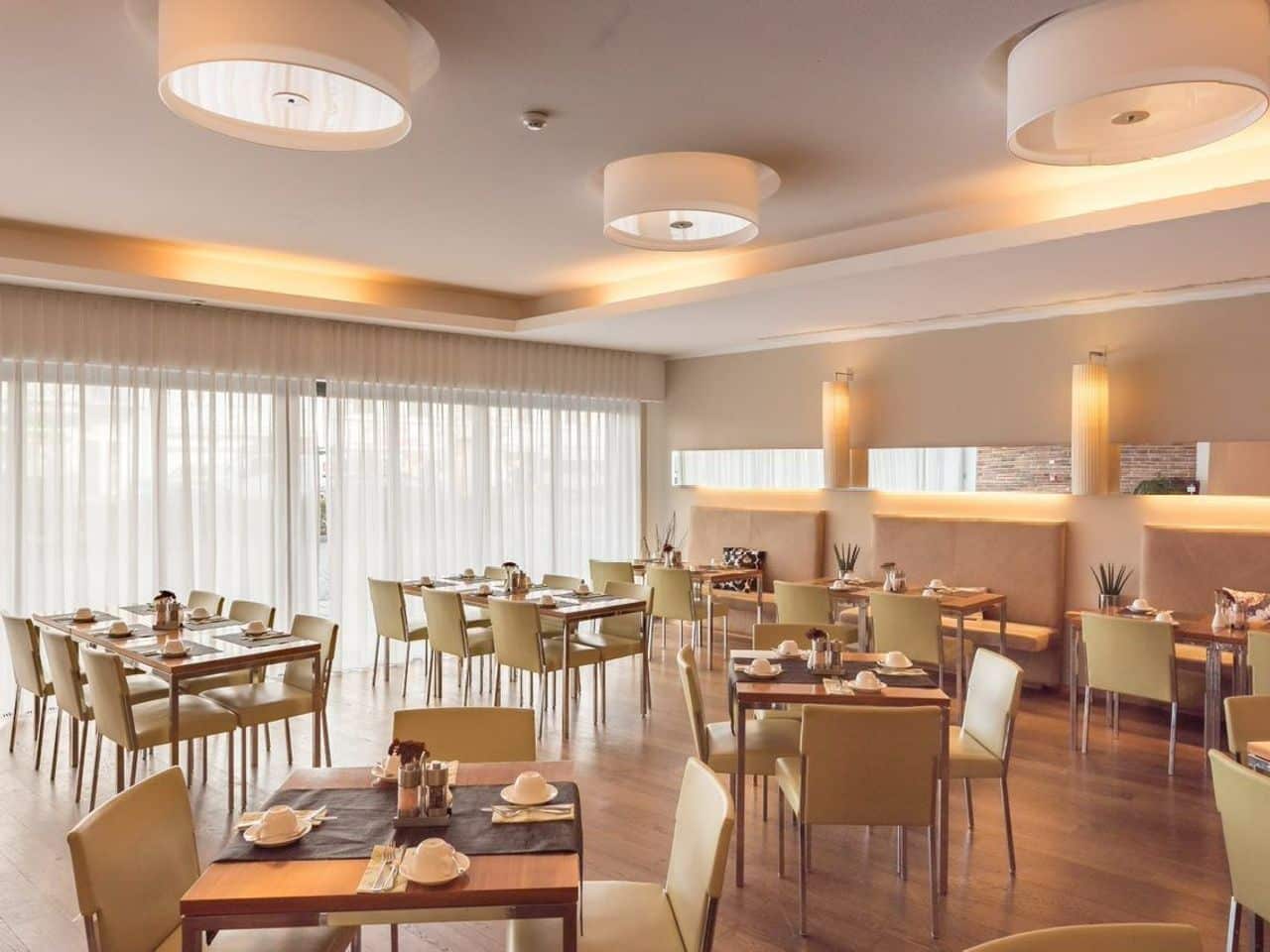 Restaurant im Hotel Ploberger, festlich dekoriert für ein Silvester-Dinner