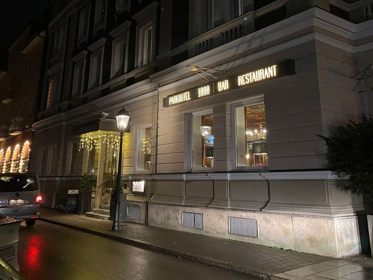 Festlich beleuchtetes DEVA Parkhotel Traunstein zur Silvesternacht