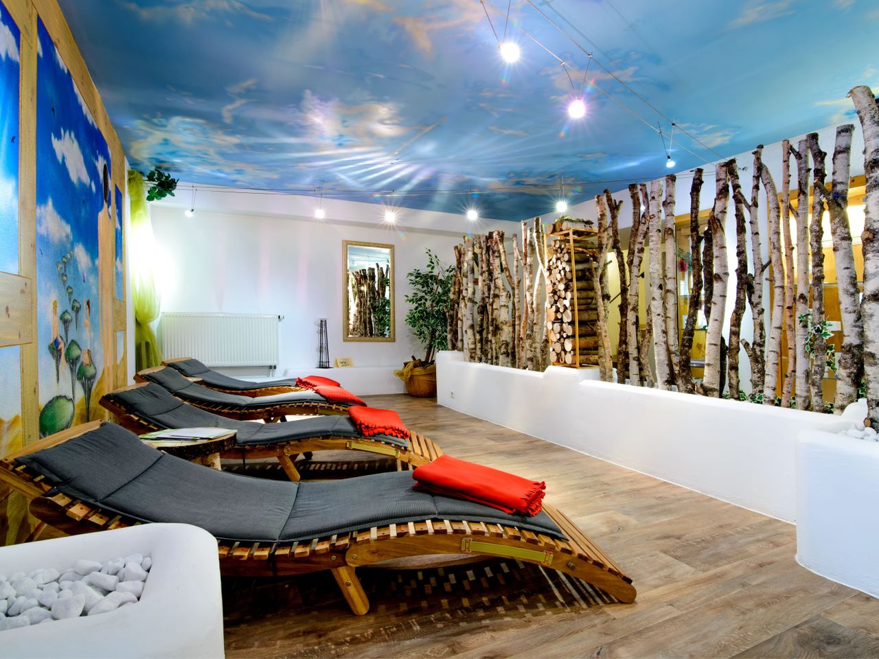 Beruhigende Wellness-Oase mit Liegen und Birken-Dekoration im Holzschuh's Schwarzwaldhotel, um den Silvesterabend zu entspannen.