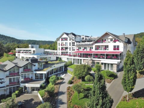 Außenansicht des Moselstern Parkhotel Krähennest, perfekt für den Silvesterabend