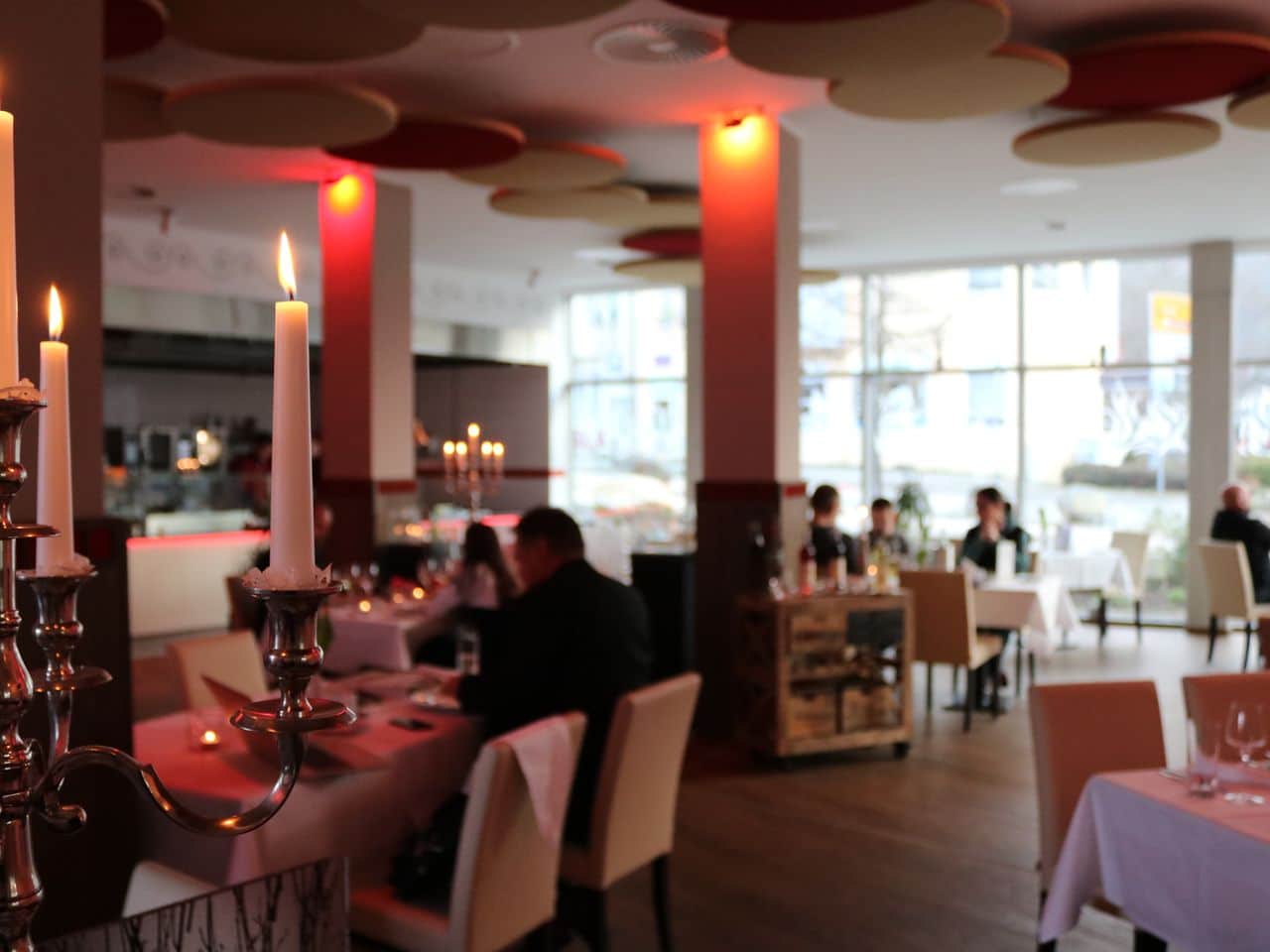 Gäste genießen das Silvesterdinner im Restaurant des Mythenresort Heimdall