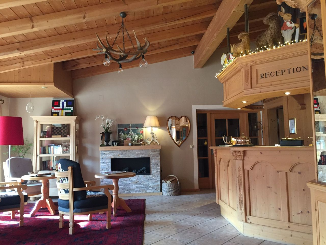 Empfangslobby des DEVA Vitalhotel Achentaler, dekoriert für Silvester