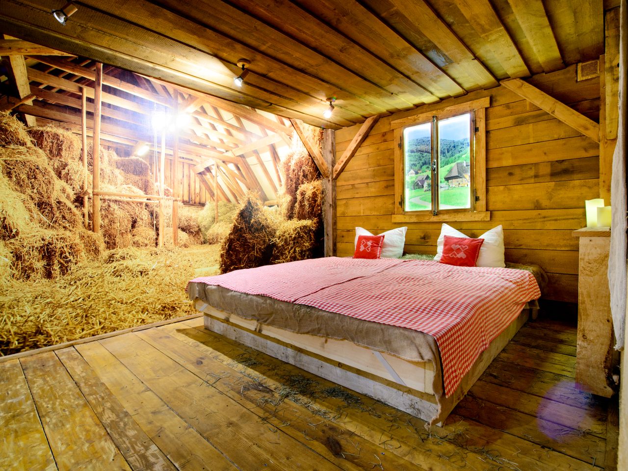 Einzigartiges Schlafzimmer mit Heubetten im Holzschuh's Schwarzwaldhotel, perfekt für ein authentisches Silvester-Erlebnis.