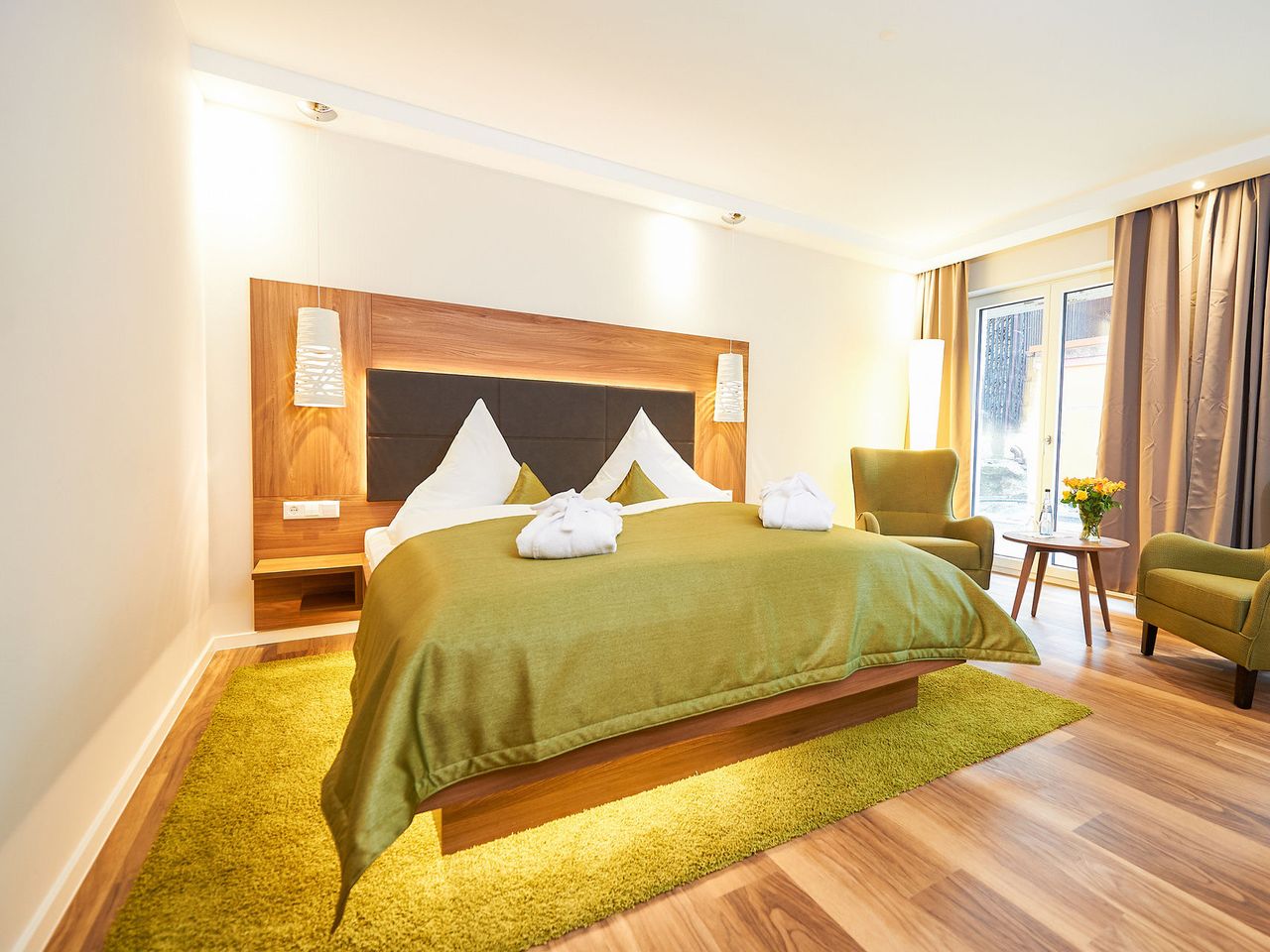 Ein gemütlich eingerichtetes Zimmer im Hotel Schloss Döttingen bereit für die Silvesternacht