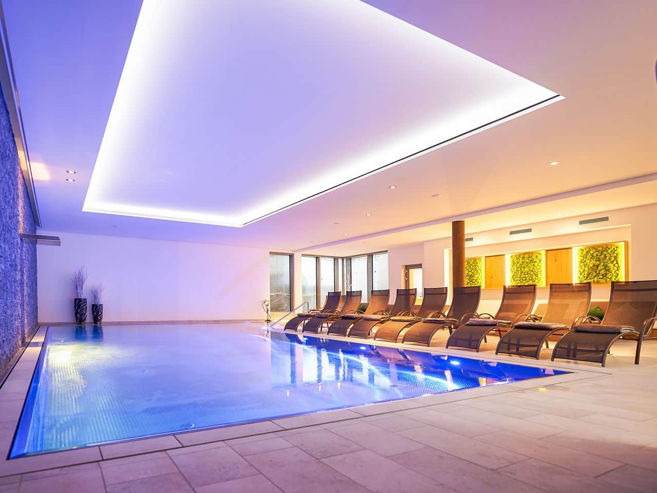 Der Indoor-Pool des Hotel Schloss Döttingen lädt zum Entspannen vor der Silvesternacht ein