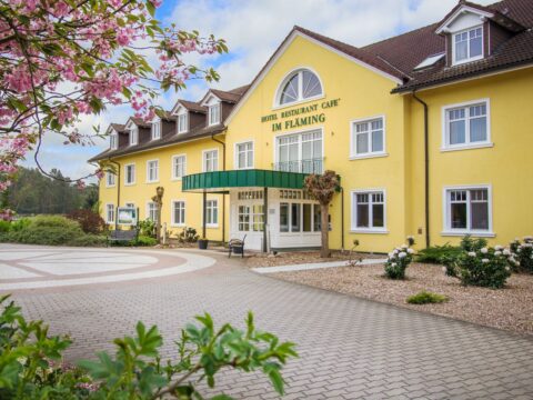 Der einladende Hoteleingang des Ferien Hotels Fläming für eine unvergessliche Silvesterreise