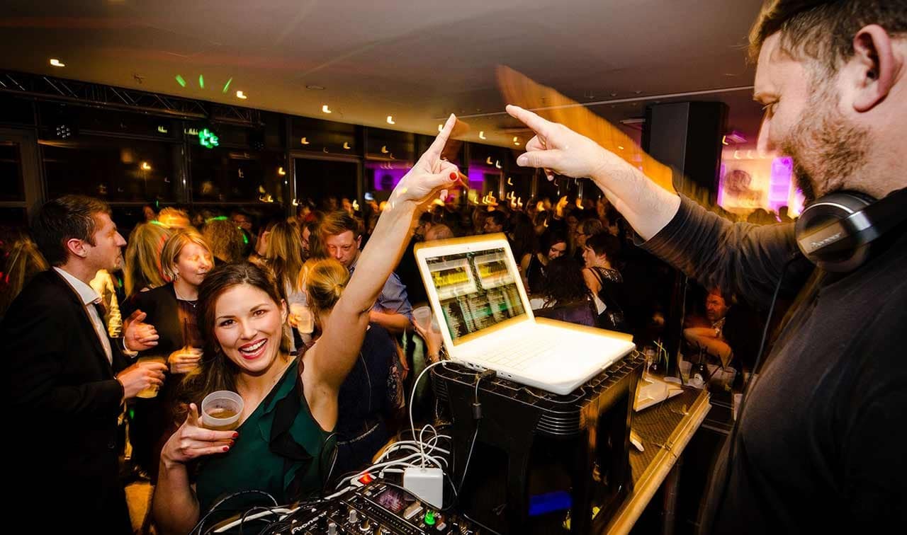 Stimmungsvoller Silvesterabend im Elbdeck mit Musik und Tanz.