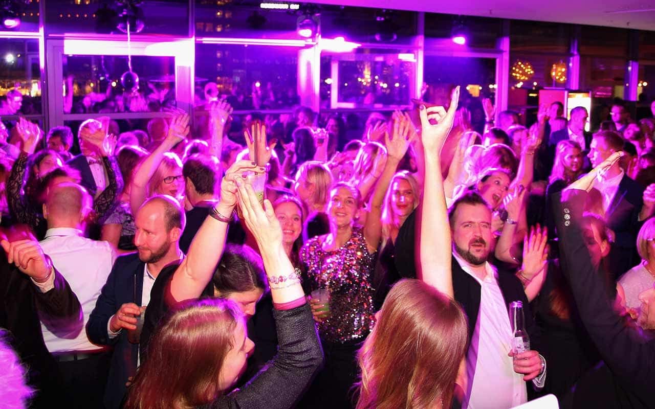 Feiernde Menschen auf der Silvesterparty im Elbdeck.