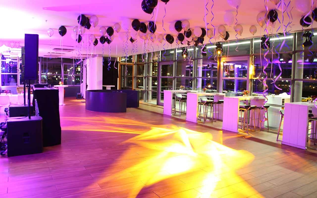 Silvesterlocation im Elbdeck mit stilvoller Beleuchtung und Dekoration.